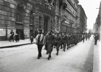 André Kertész: Budapest 1919 (Red soldiers marching, ca. April 1919)