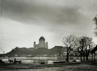 André Kertész: Esztergomi Bazilika a párkányi kikötőből (Esztergom Basilica from Párkány Harbor)
